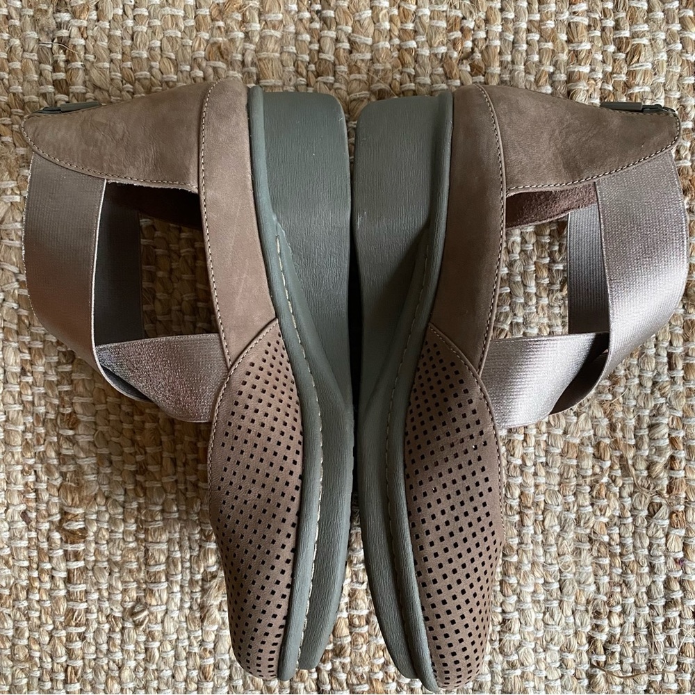 Dansko Laura Nubuck Wedge in Walnut Size 38 - Picture 7 of 13